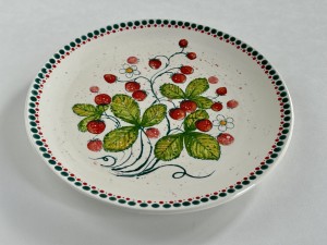 Ręcznie malowany talerz w botanicznym stylu - Poziomki