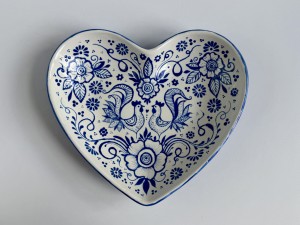 Folkowe serce z kogutami - patera w kształcie serca